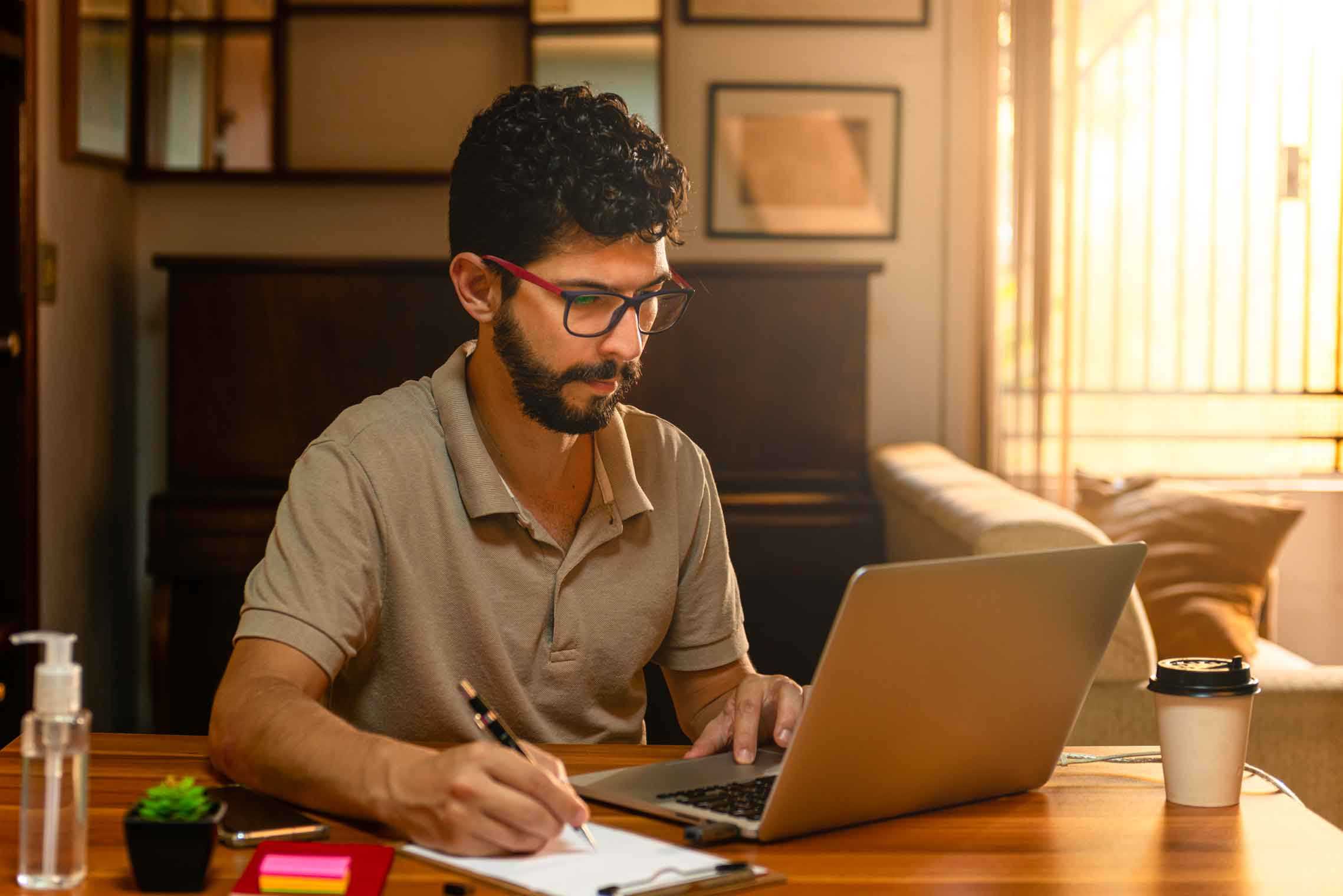 Hombre y computadora