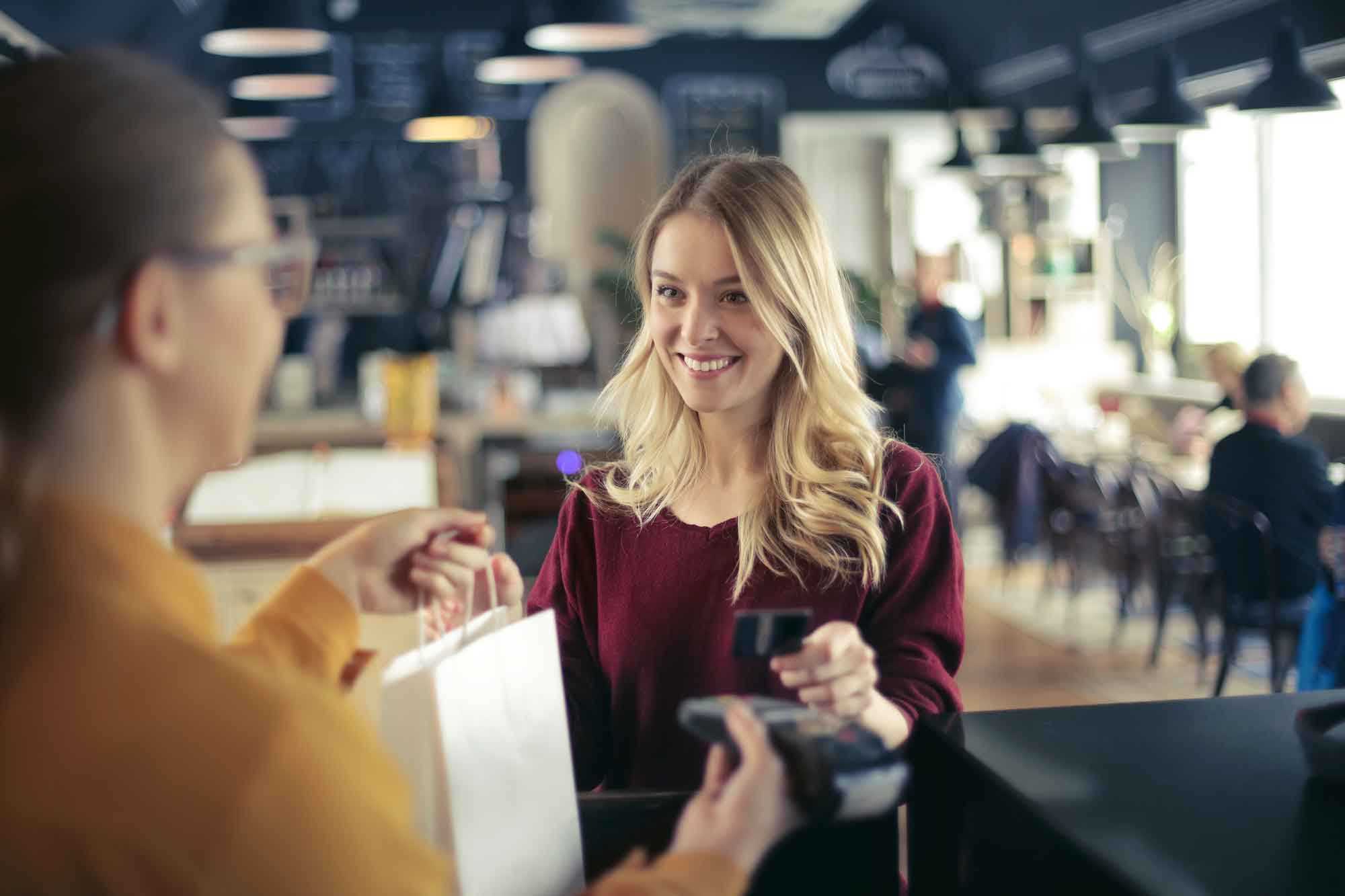 Mujer comprando